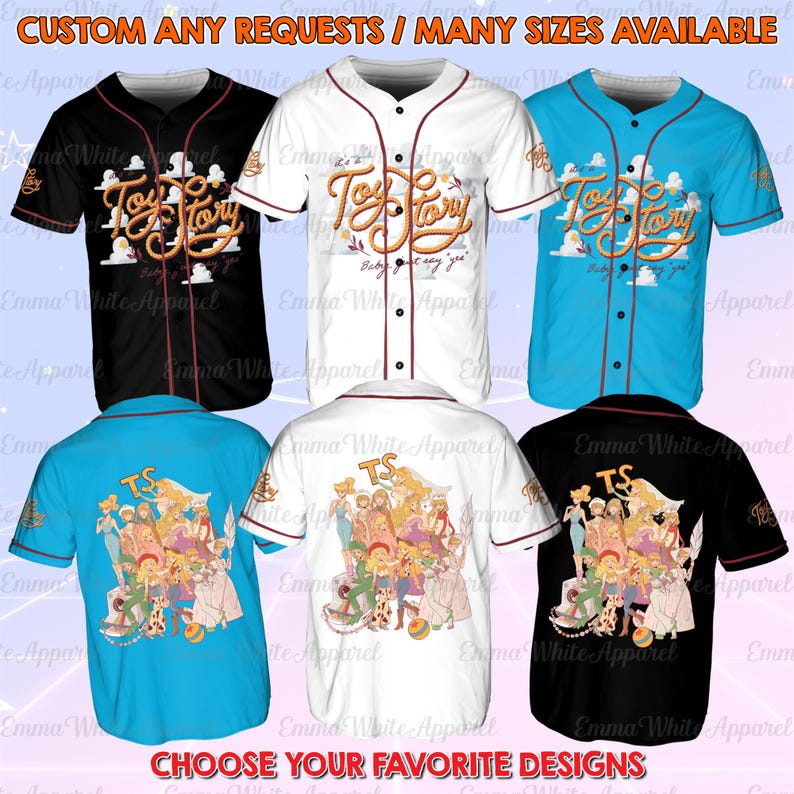 Pu&ograve; includere: Sei maglie da baseball a maniche corte in nero, bianco e blu brillante. La parte anteriore presenta il logo e il testo Toy Story. Il retro mostra un'illustrazione di gruppo di vari personaggi. Il testo CUSTOM ANY REQUESTS / MANY SIZES AVAILABLE &egrave; in alto.