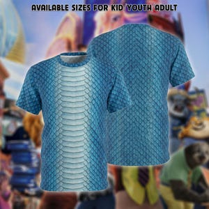 K&ouml;nnte beinhalten: Ein kurz&auml;rmeliges T-Shirt mit einem blauen Reptilienschuppenmuster und einer hellblauen, horizontal gestreiften Textur in der Mitte der Vorderseite. Der Text "AVAILABLE SIZES FOR KID/YOUTH/ADULT" ist oben im Bild in Wei&szlig; aufgedruckt.