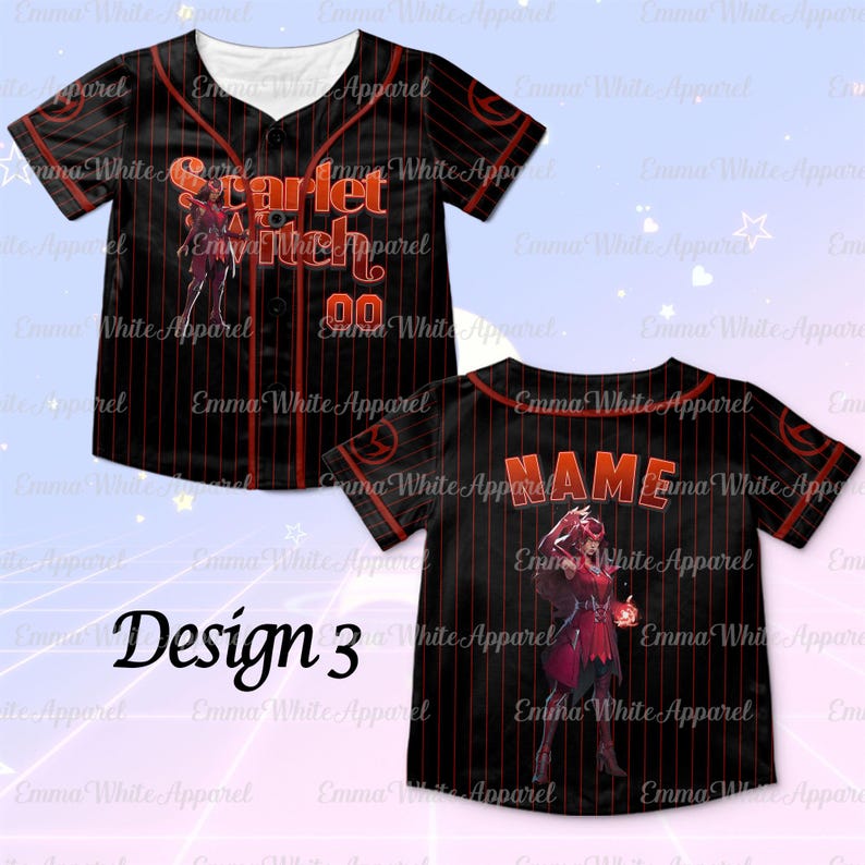 Op de afbeelding: Zwart honkbalshirt met rode krijtstrepen, met de tekst "Scarlet Witch" en het nummer "00". Het shirt toont ook een karakterafbeelding en de tekst "NAME" op de achterkant. Design 3 wordt getoond.