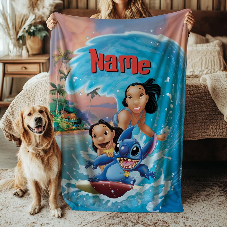 Op de afbeelding: Een kleurrijke deken met personages uit de animatiefilm Lilo & Stitch. Het ontwerp bevat een grote blauwe golf met het woord "Name" in het rood, en afbeeldingen van Lilo, Stitch en Nani surfend. Een golden retriever hond staat op de voorgrond.
