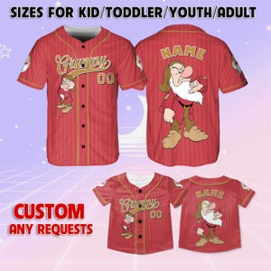 Puede incluir: Jersey de béisbol rojo y dorado con una imagen de dibujos animados de Grumpy de Blancanieves. El jersey tiene el texto "Grumpy" y "00" en la parte delantera. La parte posterior del jersey tiene el texto "NAME".