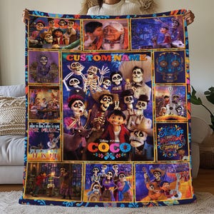 Könnte beinhalten: Eine bunte Fleece-Decke mit einer Collage von Bildern aus dem Disney Pixar Film Coco. Die Decke zeigt Figuren wie Miguel, Hector und Dante sowie den Filmtitel und Zitate wie "Erinner dich an mich" und "Nichts ist wichtiger als Familie".
