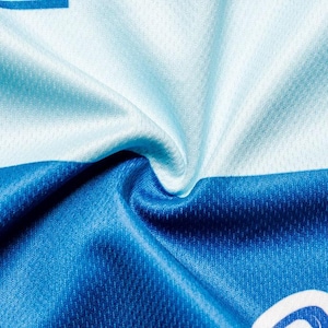 Puede incluir: Primer plano de una tela a rayas azul y blanca con un patr&oacute;n texturizado. La tela est&aacute; doblada y arrugada, mostrando la textura del material.