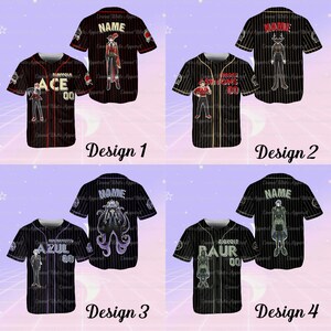 K&ouml;nnte beinhalten: Vier Baseball-Trikots mit verschiedenen Designs. Jedes Trikot ist schwarz mit wei&szlig;en Nadelstreifen und hat eine andere Grafik auf der Vorder- und R&uuml;ckseite. Die Designs umfassen Charaktere im Anime-Stil und Texte wie "ACE", "AZUL" und "RAUR". Der Text "Design 1", "Design 2", "Design 3" und "Design 4" ist ebenfalls sichtbar.