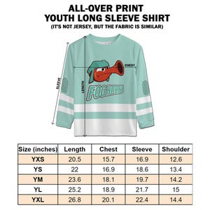 Puede incluir: Una tabla de tallas para una camiseta de manga larga para j&oacute;venes con un estampado integral. La camiseta es azul claro y blanca con un personaje de dibujos animados que lleva un sombrero rojo y sostiene un cuerno rojo. La tabla muestra las tallas, la longitud, el pecho, la manga y el hombro en pulgadas.