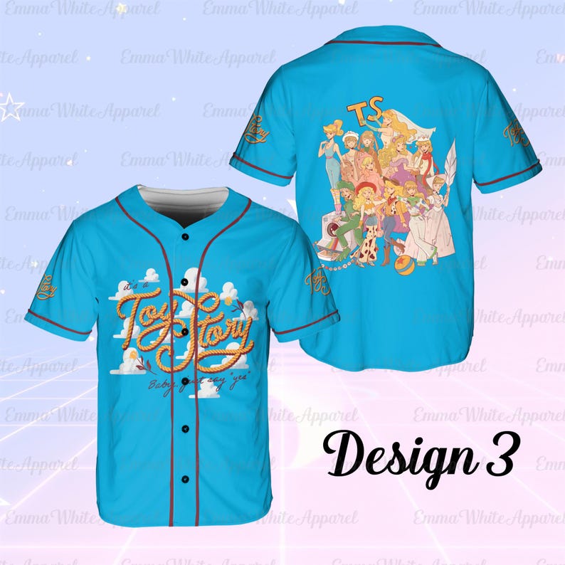 Pu&ograve; includere: Una maglia da baseball blu brillante con bottoni, caratterizzata da una grafica frontale del logo Toy Story in lettere di corda con nuvole e il testo "it's a Toy Story Baby just say yes". Il retro mostra un'illustrazione di vari personaggi.