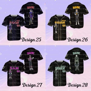 K&ouml;nnte beinhalten: Vier schwarze Baseball-Trikots mit wei&szlig;en Nadelstreifen und verschiedenen Designs. Jedes Trikot zeigt eine Charakterillustration, den Namen "NAME" oder einen individuellen Namen und eine Nummer. Designs umfassen "ROOK 00", "RUGGIE 00", "SAM 00" und "SEBEK 00".