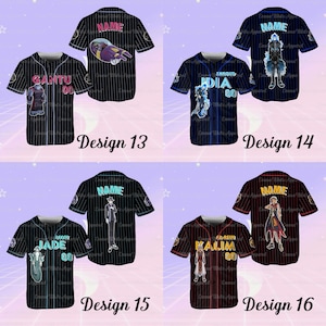 K&ouml;nnte beinhalten: Schwarze Baseball-Trikots mit wei&szlig;en Nadelstreifen. Jedes Trikot hat einen Namen und eine Nummer sowie eine einzigartige Grafik. Designs 13, 14, 15 und 16 sind abgebildet. Sportbekleidung.