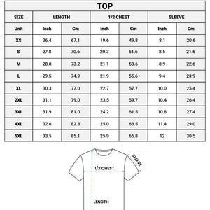 Puede incluir: Una tabla de tallas para camisetas de adulto, con medidas en pulgadas y cent&iacute;metros. La tabla incluye tallas XS a 5XL, detallando largo, media sisa y dimensiones de manga. El texto "ADULT JERSEY" est&aacute; en la parte superior.