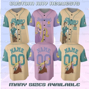 Puede incluir: Seis camisetas de béisbol con personajes de Enredados. La fila superior muestra a Flynn y Rapunzel con el texto CUSTOM ANY REQUESTS. La fila inferior muestra la parte posterior de las camisetas con el texto NAME y 00. Muchos tamaños disponibles.