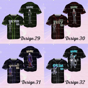 K&ouml;nnte beinhalten: Baseball-Trikots in Schwarz mit wei&szlig;en Nadelstreifen, jedes mit einem einzigartigen Design. Die Trikots zeigen Charakterillustrationen, Namen und Nummern. Designs umfassen "Silver 00", "Trey 00", "Vil Schoenheit 00" und "Grim 00".