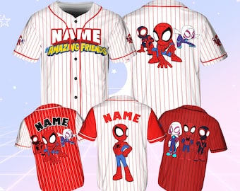 Op de afbeelding: Drie baseballshirts met rode en witte strepen. De shirts hebben een cartoonafbeelding van Spider-Man en zijn vrienden. De tekst "NAME AMAZING FRIENDS" staat op de voorkant van het shirt. De tekst "NAME" staat op de achterkant van het shirt.