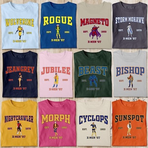 Pode incluir: Doze camisetas diferentes com vários personagens dos X-Men, cada uma com uma cor e design diferente. As camisetas apresentam personagens como Wolverine, Rogue, Magneto, Storm, Jean Grey, Jubilee, Beast, Bishop, Nightcrawler, Morph, Cyclops e Sunspot. Cada camiseta tem o nome do personagem, um ano de fundação e o texto "X-Men '97".