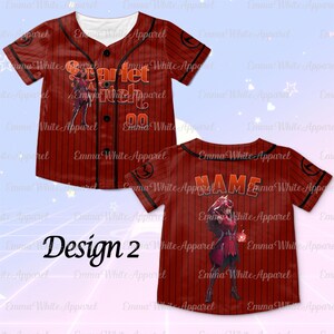 Op de afbeelding: Rood honkbalshirt met zwarte krijtstrepen, met de tekst "Scarlet Witch" en het nummer "00". Het shirt heeft een knoopsluiting en een afbeelding van een personage. De achterkant van het shirt heeft het woord "NAME".