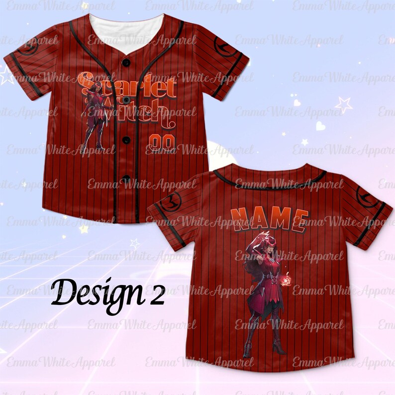 Op de afbeelding: Rood honkbalshirt met zwarte krijtstrepen, met de tekst "Scarlet Witch" en het nummer "00". Het shirt heeft een knoopsluiting en een afbeelding van een personage. De achterkant van het shirt heeft het woord "NAME".
