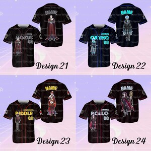 K&ouml;nnte beinhalten: Baseball-Trikots in Schwarz mit roten Nadelstreifen, jedes mit einem einzigartigen Design. Die Trikots zeigen Charakterillustrationen, Namen und Nummern. Der Text "Design 21", "Design 22", "Design 23" und "Design 24" ist ebenfalls sichtbar.