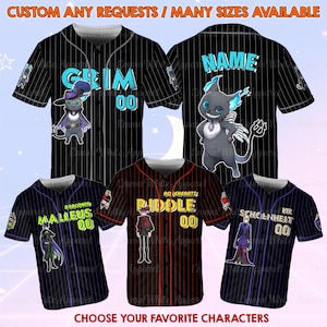 K&ouml;nnte beinhalten: Baseball-Trikots mit Charakterdesigns. Die Trikots sind schwarz mit wei&szlig;en Nadelstreifen und zeigen verschiedene Charaktere und Namen in Blau, Gr&uuml;n und Gold. Der Text "CUSTOM ANY REQUESTS / MANY SIZES AVAILABLE" und "CHOOSE YOUR FAVORITE CHARACTERS" ist ebenfalls sichtbar.