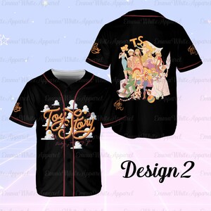 Pu&ograve; includere: Una maglia da baseball nera a maniche corte con bottoni, caratterizzata da una grafica frontale con il testo Toy Story in lettere stile corda tra nuvole bianche. Il retro mostra un gruppo di personaggi animati e le lettere TS in arancione.