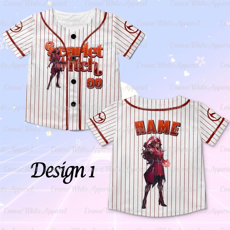 Op de afbeelding: Wit honkbalshirt met rode krijtstrepen, met "Scarlet Witch" en het nummer "00" op de voorkant. De achterkant heeft ruimte voor een naam en een Scarlet Witch-afbeelding. Het shirt heeft een knoopsluiting en rode accenten.