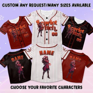Op de afbeelding: Honkbalshirts in rood, zwart en wit met de tekst "Scarlet Witch" en "00" of "NAME". De shirts hebben een karakterafbeelding en de tekst "CUSTOM ANY REQUEST/MANY SIZES AVAILABLE" en "CHOOSE YOUR FAVORITE CHARACTERS".