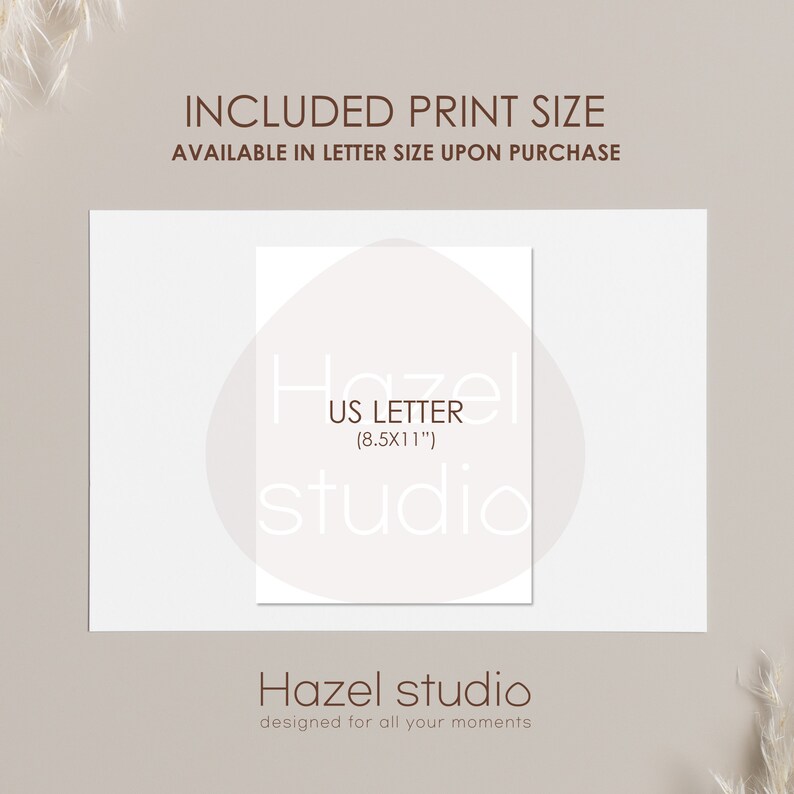 Op de afbeelding: Een wit printbaar ontwerp met de tekst "Hazel studio" en "US Letter (8.5x11")" in bruine tekst. De tekst bevindt zich in een witte cirkel met een lichtgrijze achtergrond. De tekst "Hazel studio designed for all your moments" bevindt zich onder de cirkel.