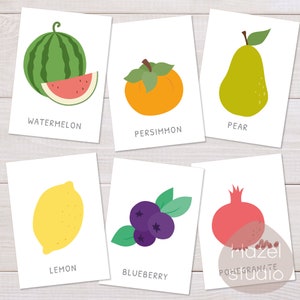 Puede incluir: Un conjunto de seis tarjetas ilustradas con diferentes frutas y bayas. Las tarjetas son blancas con texto negro e ilustraciones coloridas de una sand&iacute;a, un caqui, una pera, un lim&oacute;n, un ar&aacute;ndano y una granada.