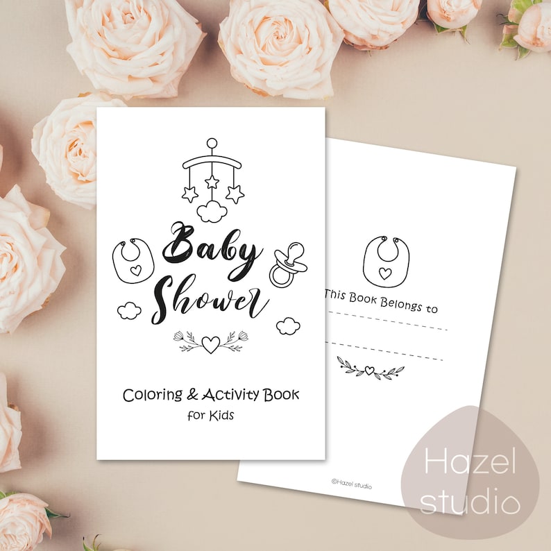 Op de afbeelding: Een zwart-wit kleurboek met een babyshowerthema. De omslag heeft een mobiel met sterren, een speen en een slab. De tekst "Baby Shower" is geschreven in een decoratief lettertype. Het boek bevat ook de tekst "Kleur- en activiteitenboek voor kinderen".