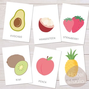 Puede incluir: Conjunto de seis tarjetas ilustradas con diferentes frutas: aguacate, mangost&aacute;n, fresa, kiwi, melocot&oacute;n y pi&ntilde;a. Cada tarjeta tiene el nombre de la fruta impreso debajo de la ilustraci&oacute;n.