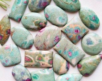 Lot de cabochons RUBY FUCHSITE en gros en poids avec différentes formes et tailles utilisées pour la fabrication de bijoux et l'emballage métallique