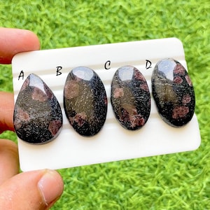 Op de afbeelding: Een handgemaakt houten bord met de tekst "Welcome to our home" in een handgeschreven stijl. Het bord is wit geschilderd met zwarte letters en een verweerde afwerking, perfect voor woondecoratie.