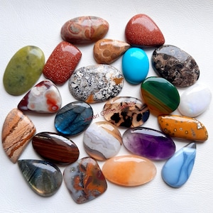 Lote de pedras preciosas naturais mistas em formato cabochão, vendidas por peso, com diferentes formatos e tamanhos, ideais para fabricação de joias.