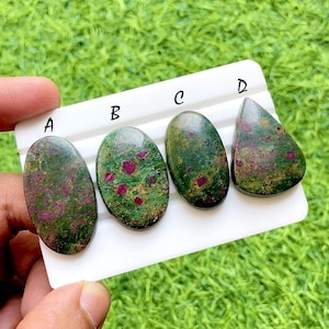 Puede incluir: Un juego de tres cuencos apilables de cerámica en tonos azules, verdes y blancos. Los cuencos presentan un esmalte moteado y un diseño sencillo y moderno. El cuenco más grande mide unos 15 cm de diámetro.