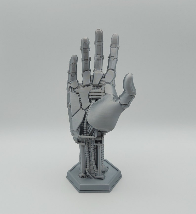 Controller Halter im Cyborg-Hand Design. Farbe Silber. Frontale Ansicht