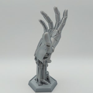 Controllerständer im Roboter-Hand Design. Farbe Silber. Seitliche Ansicht
