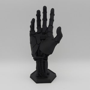 Nerd Stuff im Roboter-Hand Design. Farbe Schwarz. Frontale Ansicht