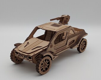 Könnte beinhalten: Detailliertes Holzmodell eines Fahrzeugs im Militärstil mit einer montierten Kanone. Das Fahrzeug weist komplizierte Ausschnitte auf, darunter Räder, Fenster und Karosserieteile. Das Modell besteht aus hellbraunem Holz.