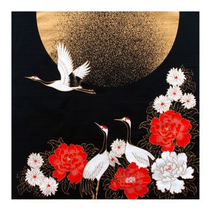 以下が含まれることがあります： 金色の月と白い鶴が描かれた黒い布。布は赤と白の花で飾られています。