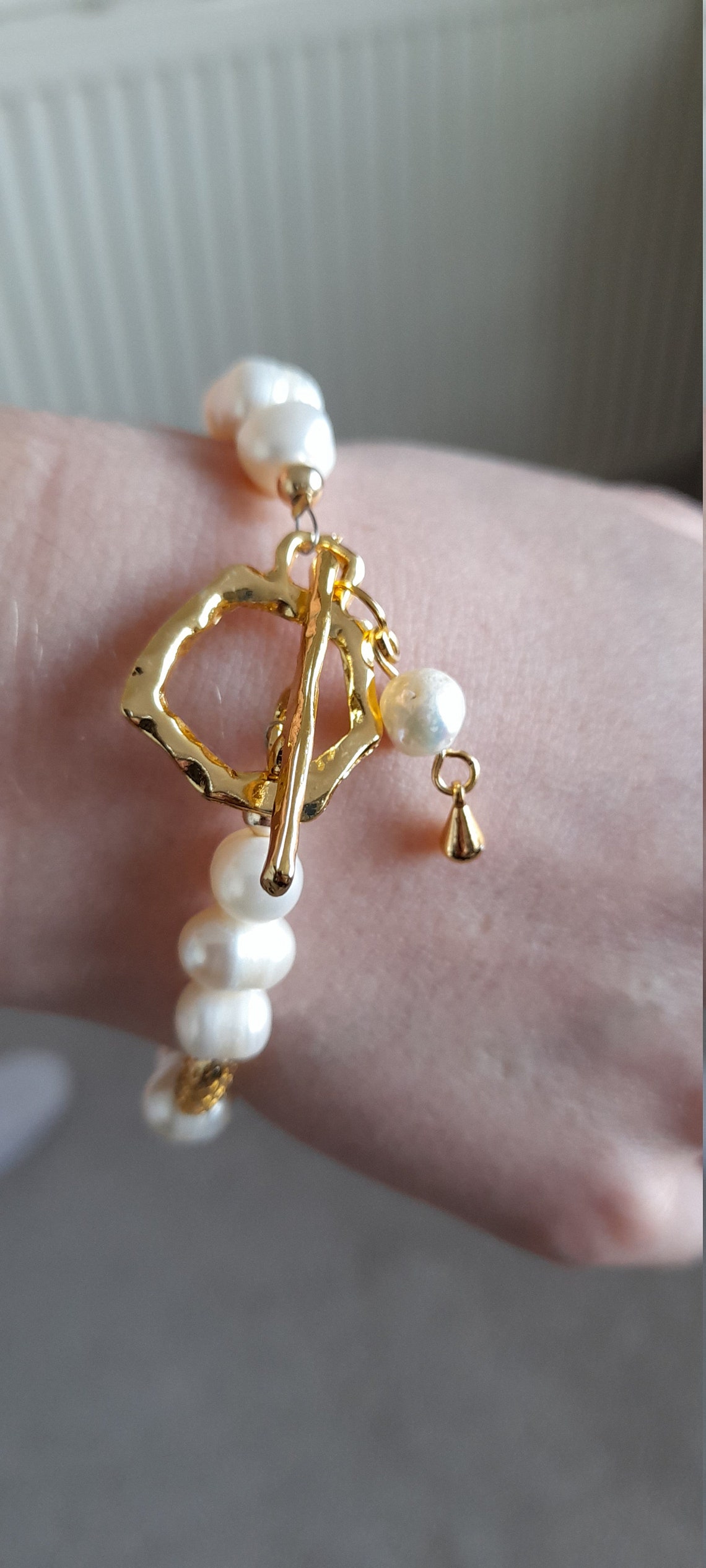 Pearl bracelet. Gold plated toggle clasp. Handmade jewellery Etsy
