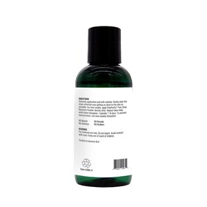 Puede incluir: Una botella de pl&aacute;stico verde con una tapa negra y una etiqueta blanca. La etiqueta tiene el texto "DIRECTIONS" y "Saturate application pad with solution. Gently wipe the stain-affected area getting as close to the skin as possible. For best results, apply PawPurity Tear Stain Remover Powder directly after. Repeat twice daily until stains disappear - typically 7-14 days. To prevent occurrence, use once weekly thereafter. NO Bleach NO Salates NO Peroxide NO Parabens WARNING For external use only. Do not ingest. Avoid contact with eyes. Keep out of reach of children. Tested on humans first. Item #300-4".