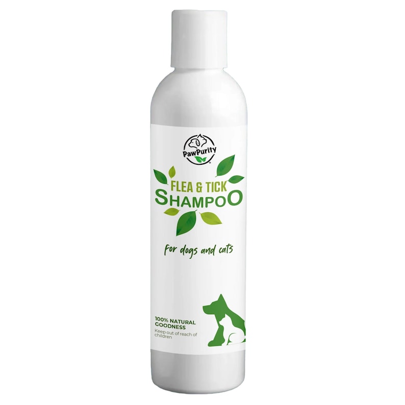 Puede incluir: Botella de pl&aacute;stico blanca de champ&uacute; para pulgas y garrapatas para perros y gatos. La botella tiene una etiqueta verde con las palabras "Paw Purity" y "Flea & Tick Shampoo" en texto blanco. La etiqueta tambi&eacute;n incluye un dise&ntilde;o de hojas verdes y las palabras "para perros y gatos".