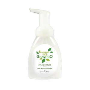 K&ouml;nnte beinhalten: Wei&szlig;e Plastikflasche mit Tiergesichts-Fleckenentferner-Shampoo mit gr&uuml;nem Blattdesign und dem Text "STAIN REMOVER FACE SHAMPOO for dogs and cats 100% Natural Goodness 8 oz Net Wt 8.45 oz (250 ml)"