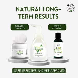 Puede incluir: Tres productos para el cuidado de mascotas: un frasco blanco con tapa verde etiquetado como "Soluci&oacute;n removedora de manchas de l&aacute;grimas para perros", una botella blanca con bomba verde etiquetada como "Champ&uacute; facial removedor de manchas para perros y gatos" y una botella verde con tapa blanca etiquetada como "Soluci&oacute;n removedora de manchas de l&aacute;grimas para perros". Los productos est&aacute;n sobre una superficie blanca con el texto "RESULTADOS NATURALES A LARGO PLAZO", "SIN QU&Iacute;MICOS FUERTES", "LIMPIEZA SUAVE" y "SEGURO, EFECTIVO Y APROBADO POR VETERINARIOS" en texto verde.