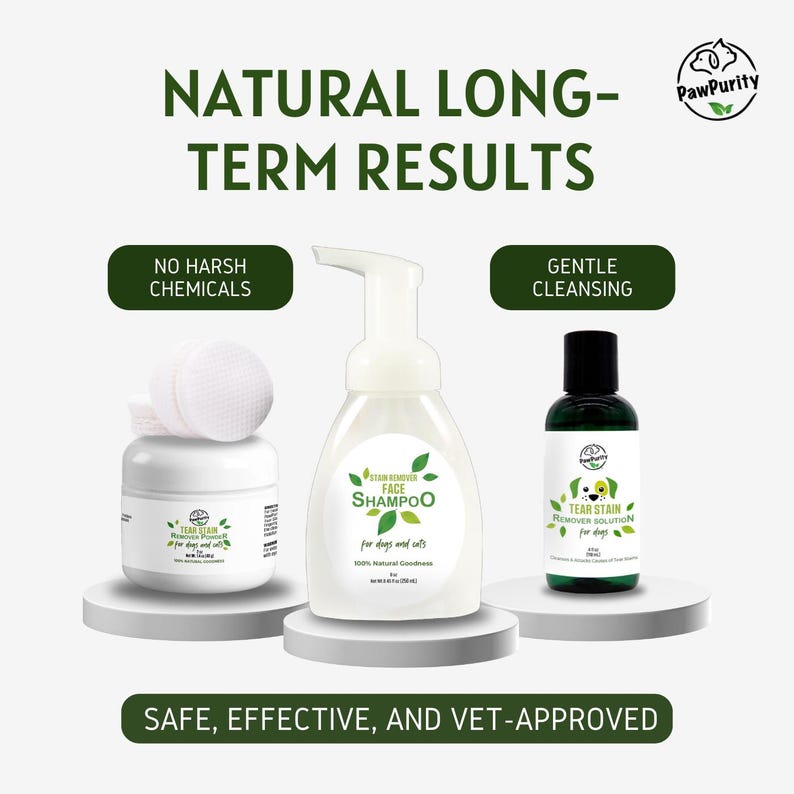 Puede incluir: Tres productos para el cuidado de mascotas: un frasco blanco con tapa verde etiquetado como "Soluci&oacute;n removedora de manchas de l&aacute;grimas para perros", una botella blanca con bomba verde etiquetada como "Champ&uacute; facial removedor de manchas para perros y gatos" y una botella verde con tapa blanca etiquetada como "Soluci&oacute;n removedora de manchas de l&aacute;grimas para perros". Los productos est&aacute;n sobre una superficie blanca con el texto "RESULTADOS NATURALES A LARGO PLAZO", "SIN QU&Iacute;MICOS FUERTES", "LIMPIEZA SUAVE" y "SEGURO, EFECTIVO Y APROBADO POR VETERINARIOS" en texto verde.