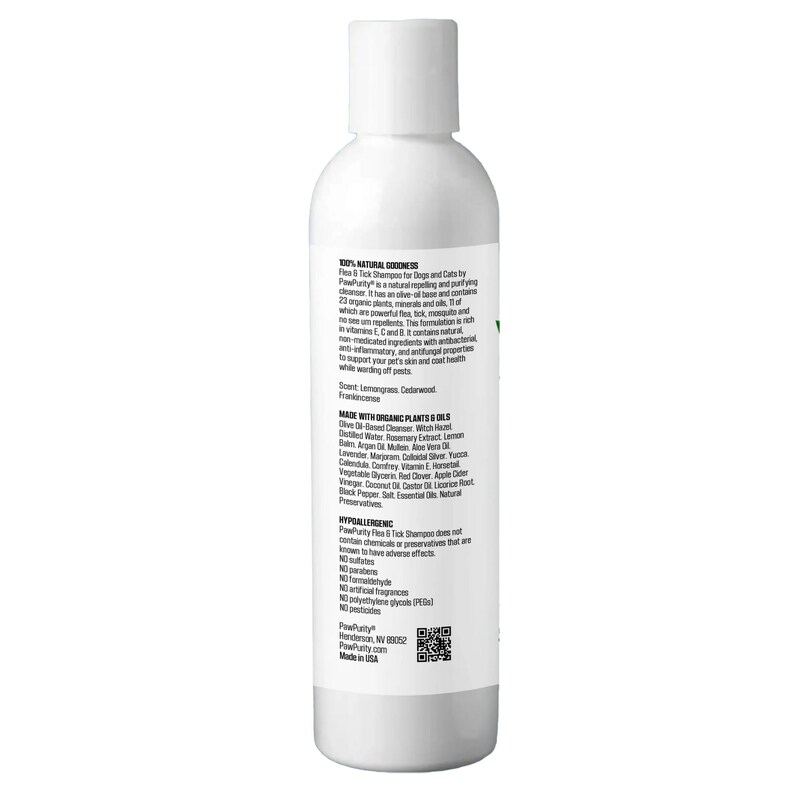 Puede incluir: Una botella de pl&aacute;stico blanca de champ&uacute; para pulgas y garrapatas PawPurity para perros y gatos. La botella est&aacute; etiquetada con el nombre del producto, los ingredientes y un c&oacute;digo QR. La botella es 100% natural y est&aacute; hecha con plantas y aceites org&aacute;nicos. Es hipoalerg&eacute;nica y no contiene parabenos, polietilenglicol, fragancias artificiales, pesticidas ni colorantes.