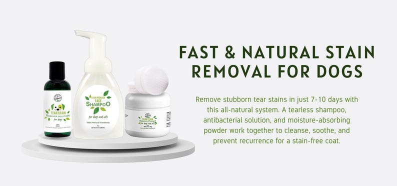 Puede incluir: Un conjunto de tres productos naturales para eliminar las manchas de l&aacute;grimas en los perros. El conjunto incluye un champ&uacute; sin l&aacute;grimas, una soluci&oacute;n antibacteriana y un polvo absorbente de humedad. Los productos est&aacute;n envasados en botellas blancas con detalles verdes y presentan un logotipo de una huella de pata de perro.