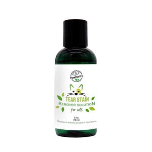 Puede incluir: Una botella verde de soluci&oacute;n removedora de manchas de l&aacute;grimas PawPurity para gatos. La botella est&aacute; etiquetada con una ilustraci&oacute;n de gato y el texto "TEAR STAIN REMOVER SOLUTION for cats". La botella contiene 118 ml de soluci&oacute;n.