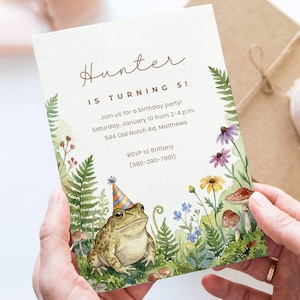 Puede incluir: Una invitación de cumpleaños con una ilustración en acuarela de una rana con un gorro de fiesta, rodeada de flores y setas. El texto dice "¡Hunter cumple 5 años!" con los detalles de la fiesta.