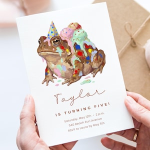 Op de afbeelding: Een verjaardagsuitnodiging met een grillige illustratie van een bruine kikker met een feesthoedje en kleurrijk ijs. De tekst luidt "Taylor wordt vijf!" met evenementdetails.