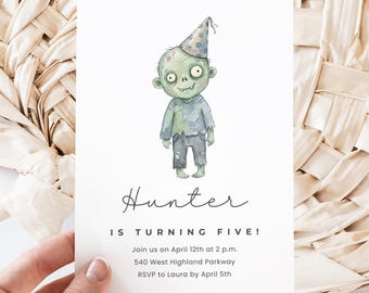 Op de afbeelding: Een witte uitnodigingskaart met een aquarel illustratie van een groene zombie met een feesthoed. De tekst luidt "Hunter wordt vijf!" met evenementdetails eronder. De kaart wordt door een hand vastgehouden.