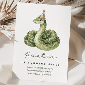 Op de afbeelding: Een witte uitnodigingskaart met een aquarel illustratie van een groene slang met een feesthoed. De tekst luidt "Hunter wordt vijf!" met evenementdetails hieronder.